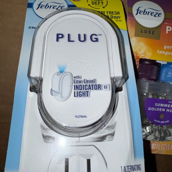 Febreze Plug Scented Oil Warmer with Garden Breeze and Summer Scents - Picture 3 of 3